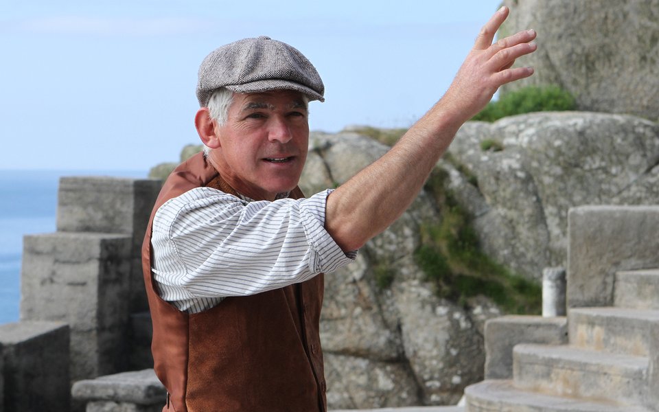 Mark Harandon performing as Billy Rawlings