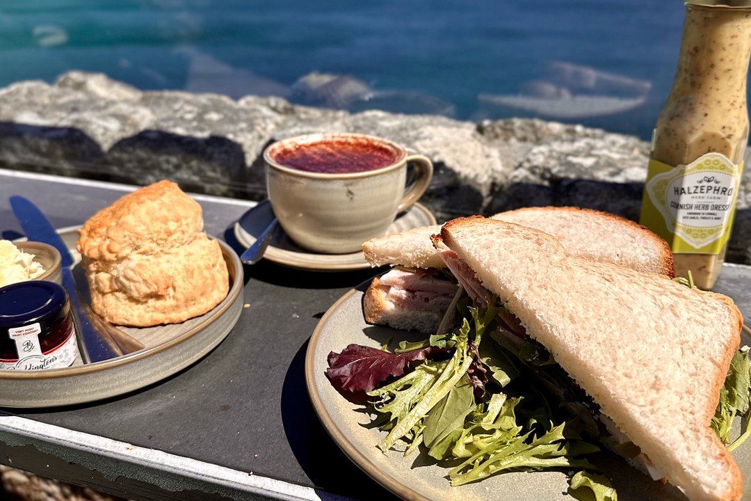 Cafe-food-with-sea-view