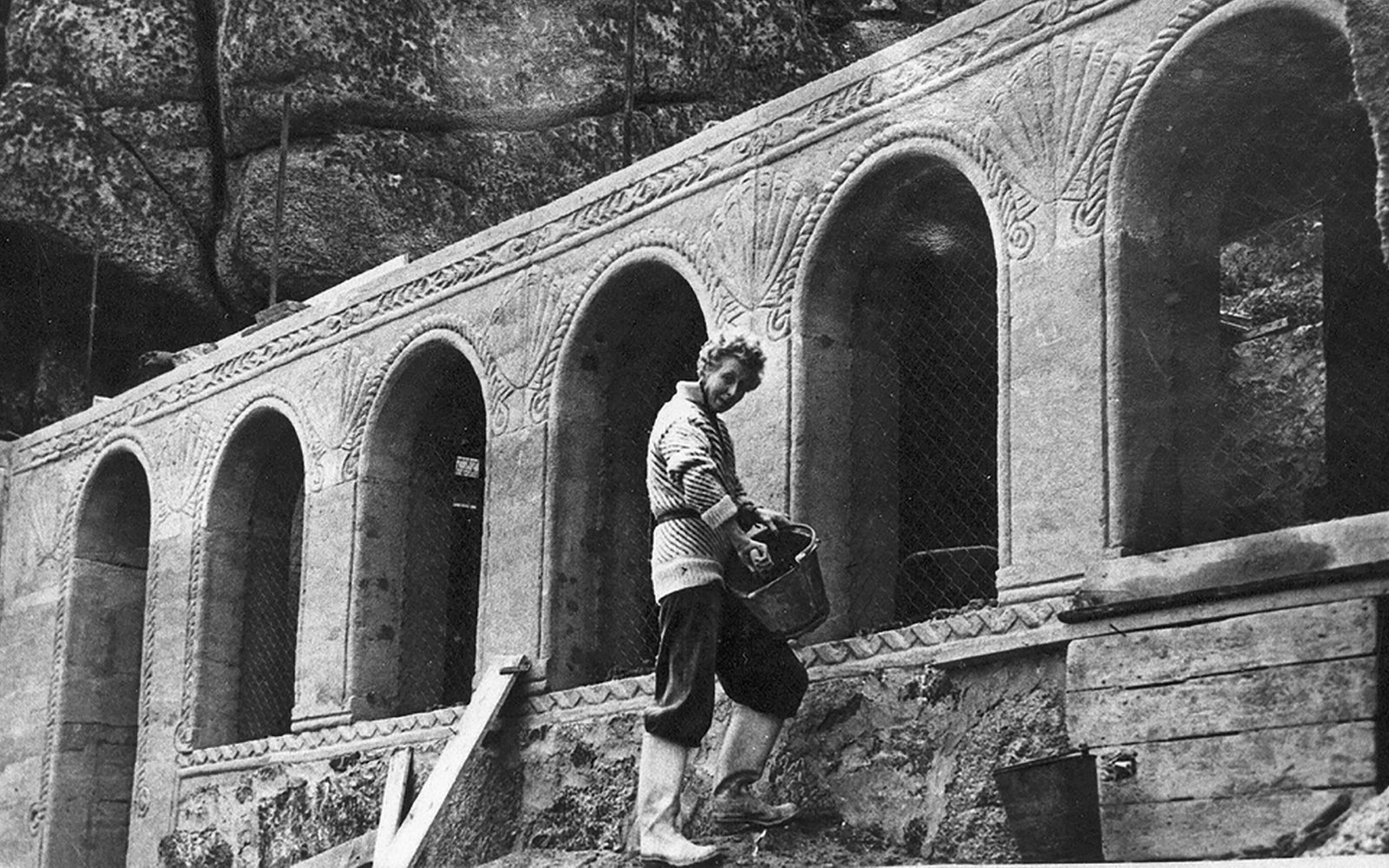 Rowena-Cade-building-dressing-rooms