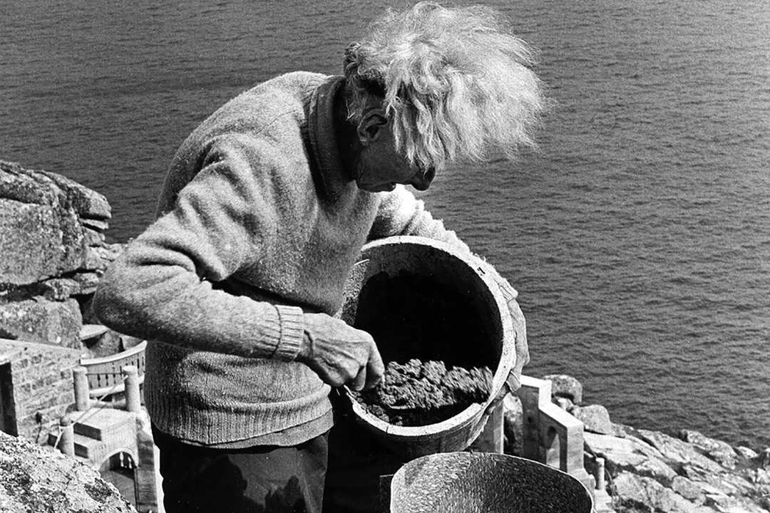 Rowena-Cade-making-pillars