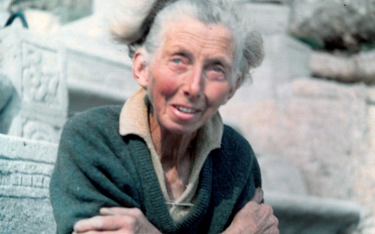 Rowena-Cade-portrait-in-gully